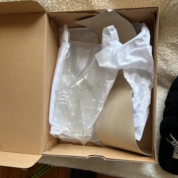 New ugg slippers - Picture 4 of 5